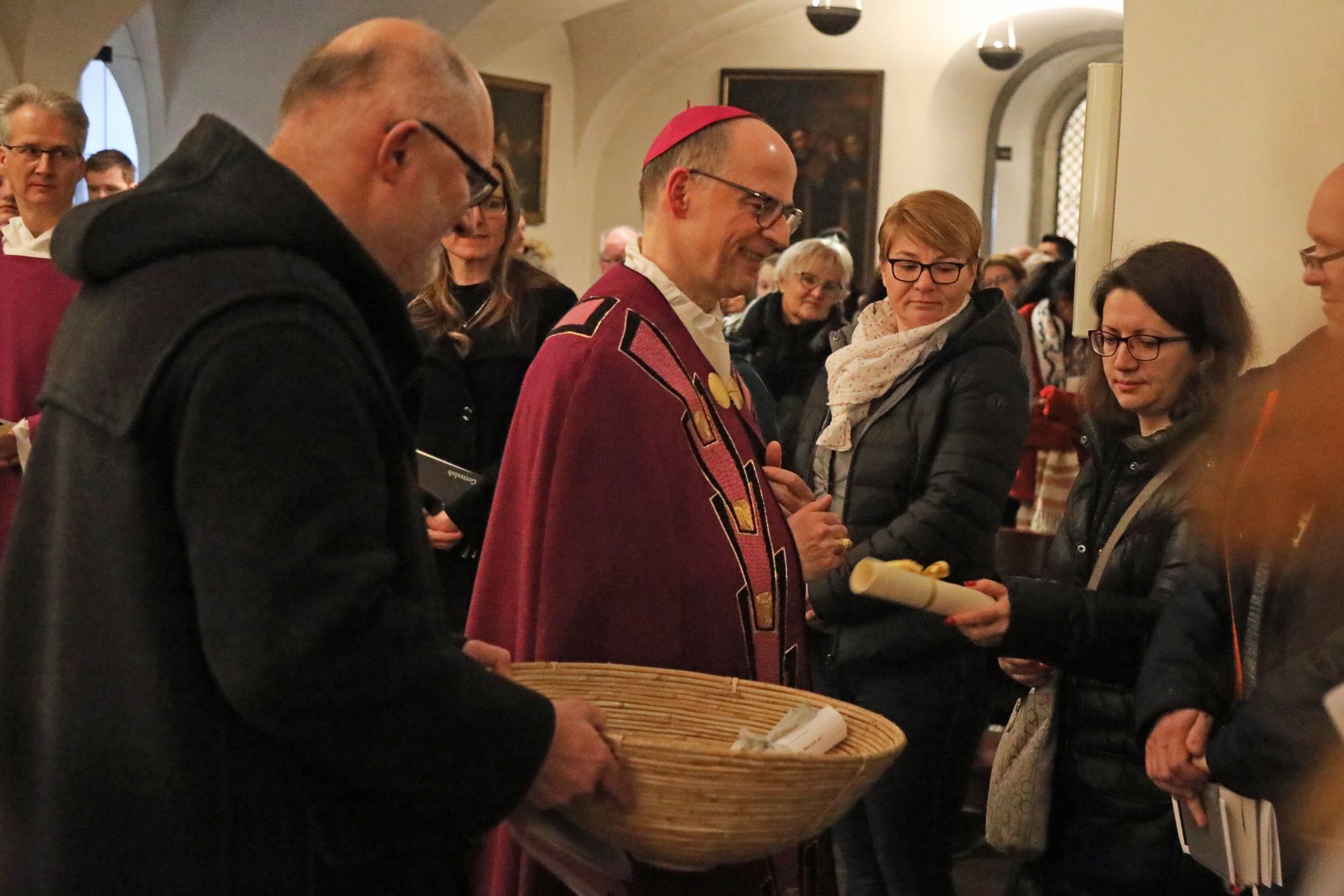 Feier der Zulassung zu Taufe, Firmung und Eucharistie im Neumünster. Vertreter der Heimatpfarreien überreichten in der Krypta die Sendschreiben für die Bewerber an Bischof Dr. Franz Jung. Feier der Zulassung zu Taufe, Firmung und Eucharistie im Neumünster. Vertreter der Heimatpfarreien überreichten in der Krypta die Sendschreiben für die Bewerber an Bischof Dr. Franz Jung.