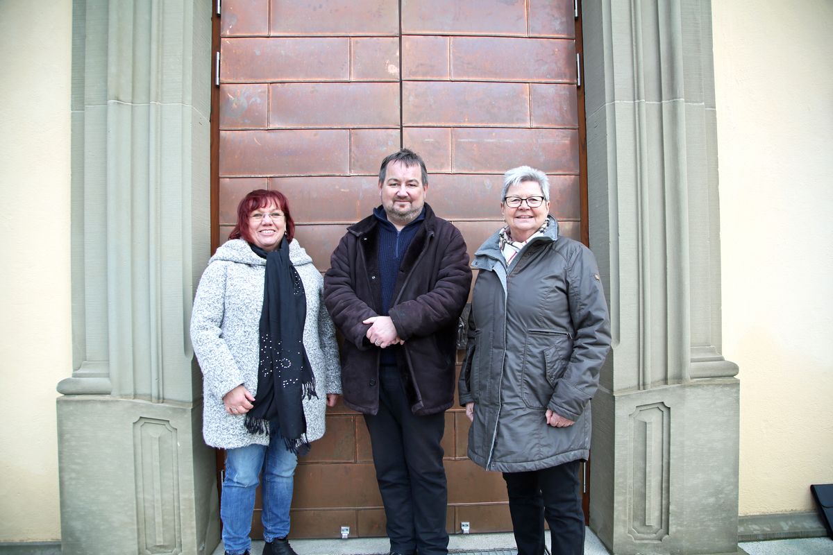 Glücklich über die gelungene Kirchenrenovierung (von links): Kirchenpflegerin Edeltraud Schnapp, Pfarrer Michael Erhart und Kirchenrechnerin Irene Mück. Glücklich über die gelungene Kirchenrenovierung (von links): Kirchenpflegerin Edeltraud Schnapp, Pfarrer Michael Erhart und Kirchenrechnerin Irene Mück.