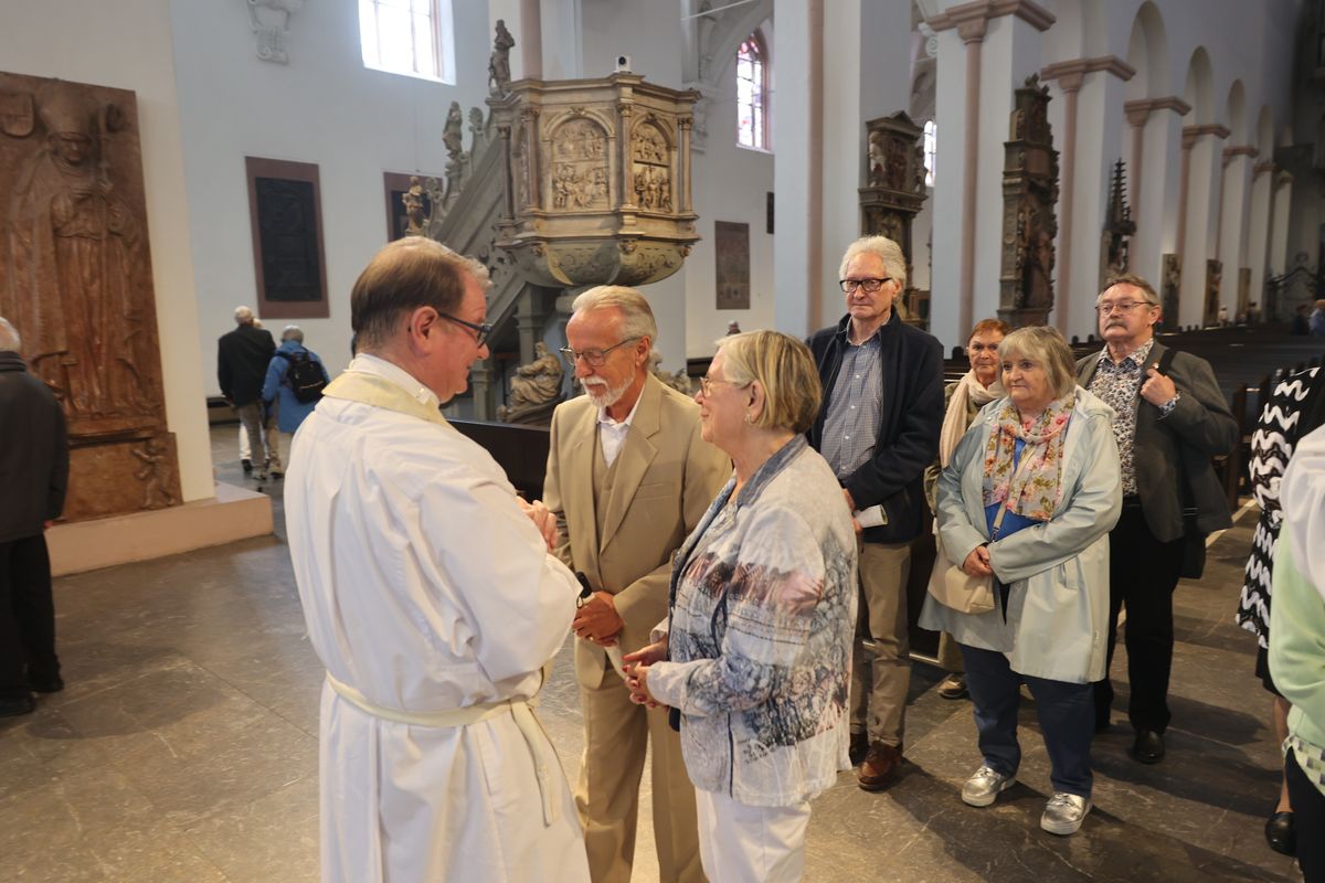 Seelsorgerinnen und Seelsorger spendeten nach dem Gottesdienst den Jubelpaaren individuell den Segen. 