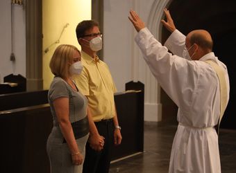 Mit rund 100 Ehepaaren aus der ganzen Diözese hat Bischof Dr. Franz Jung am Montagabend, 28. Juni, einen Gottesdienst im Würzburger Kiliansdom gefeiert. Eingeladen waren Ehejubilare, die in den Jahren 2020 und 2021 ihr silbernes Ehejubiläum feiern. Nach dem Gottesdienst ließen sich die Ehepartner von Bischof Jung und weiteren Priestern und Diakonen mit Abstand segnen.