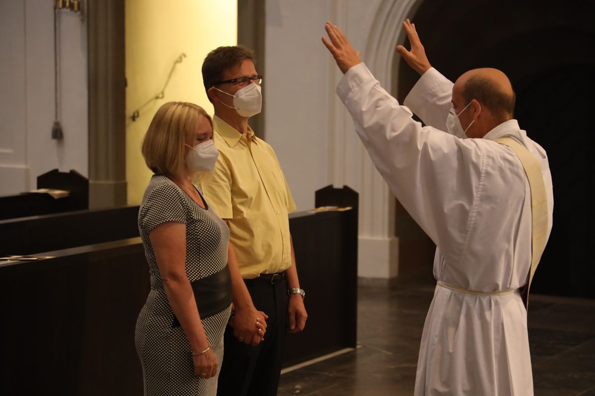 2621/0619 Ehejubilare Bischof 28. Juni Abend_27977 Mit rund 100 Ehepaaren aus der ganzen Diözese hat Bischof Dr. Franz Jung am Montagabend, 28. Juni, einen Gottesdienst im Würzburger Kiliansdom gefeiert. Eingeladen waren Ehejubilare, die in den Jahren 2020 und 2021 ihr silbernes Ehejubiläum feiern. Nach dem Gottesdienst ließen sich die Ehepartner von Bischof Jung und weiteren Priestern und Diakonen mit Abstand segnen.