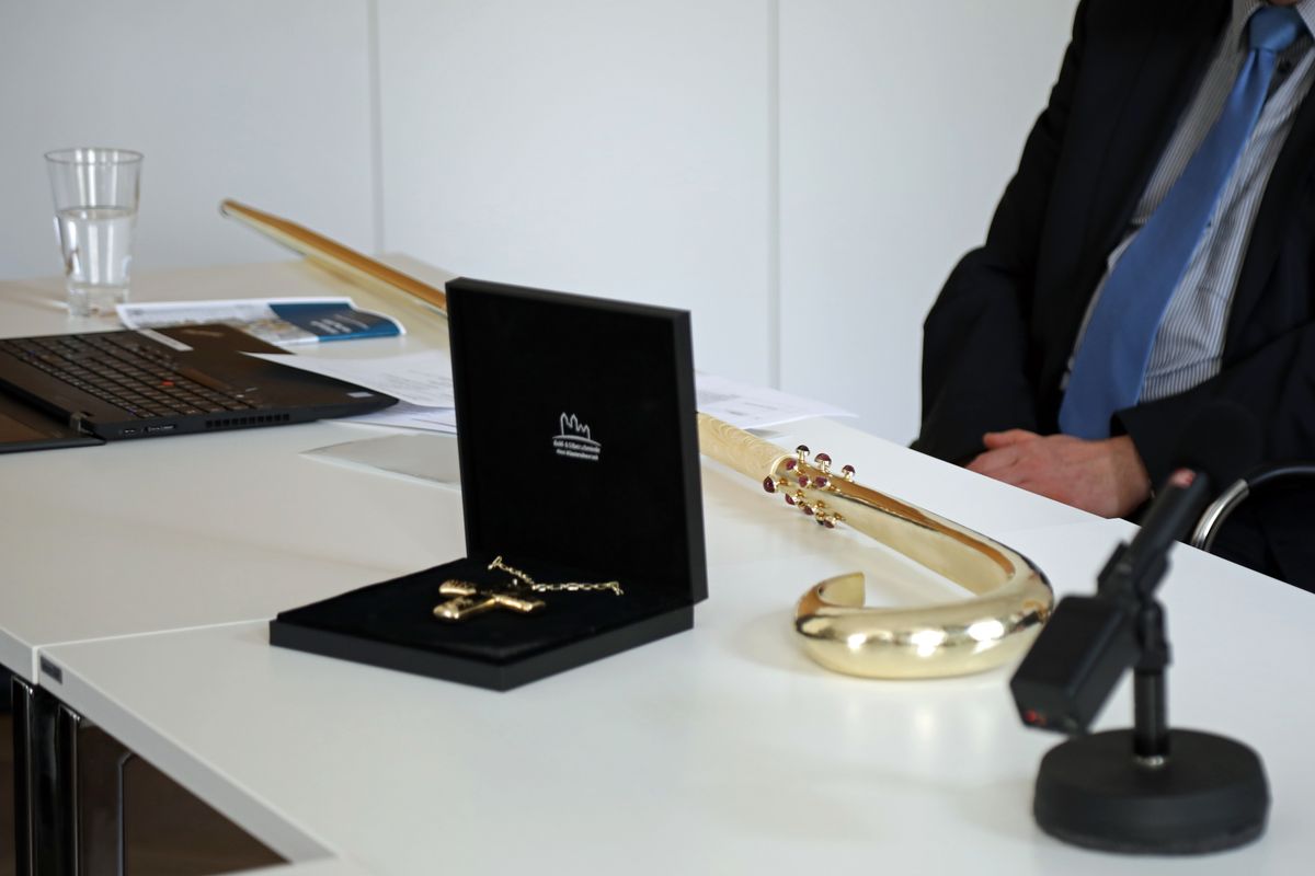 Brustkreuz und Bischofsstab.