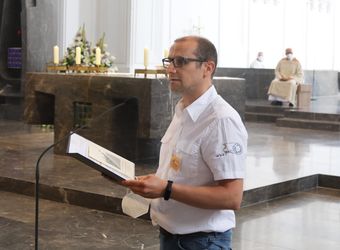 Bischof em. Dr. Friedhelm Hofmann feierte am Mittwochvormittag, 23. Juni, im Kiliansdom einen Pontifikalgottesdienst für Ehejubilare, die in den Jahren 2020 und 2021 auf 50, 60 oder 65 gemeinsame Jahre zurückblicken.