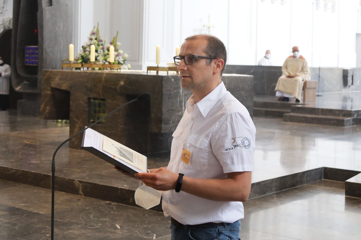 Bischof em. Dr. Friedhelm Hofmann feierte am Mittwochvormittag, 23. Juni, im Kiliansdom einen Pontifikalgottesdienst für Ehejubilare, die in den Jahren 2020 und 2021 auf 50, 60 oder 65 gemeinsame Jahre zurückblicken. Bischof em. Dr. Friedhelm Hofmann feierte am Mittwochvormittag, 23. Juni, im Kiliansdom einen Pontifikalgottesdienst für Ehejubilare, die in den Jahren 2020 und 2021 auf 50, 60 oder 65 gemeinsame Jahre zurückblicken.