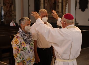 Im Anschluss an den Ehejubilarsgottesdienst mit Weihbischof Ulrich Boom am Freitagvormittag, 2. Juli, konnten sich die Paare von ihm und weiteren Priestern und Diakonen segnen lassen.