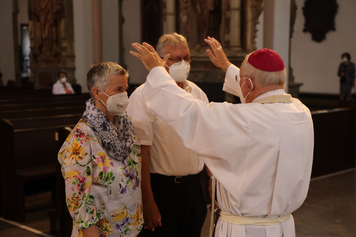 2721/0646 Ehejubilare Freitag, 2- Juli vormittags WB Boom_28477 Im Anschluss an den Ehejubilarsgottesdienst mit Weihbischof Ulrich Boom am Freitagvormittag, 2. Juli, konnten sich die Paare von ihm und weiteren Priestern und Diakonen segnen lassen.