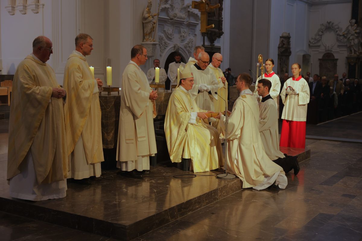 Bei einem Pontifikalgottesdienst am Samstag, 27. September, weihte Weihbischof Paul Reder drei Männer im Würzburger Kiliansdom zu Diakonen.