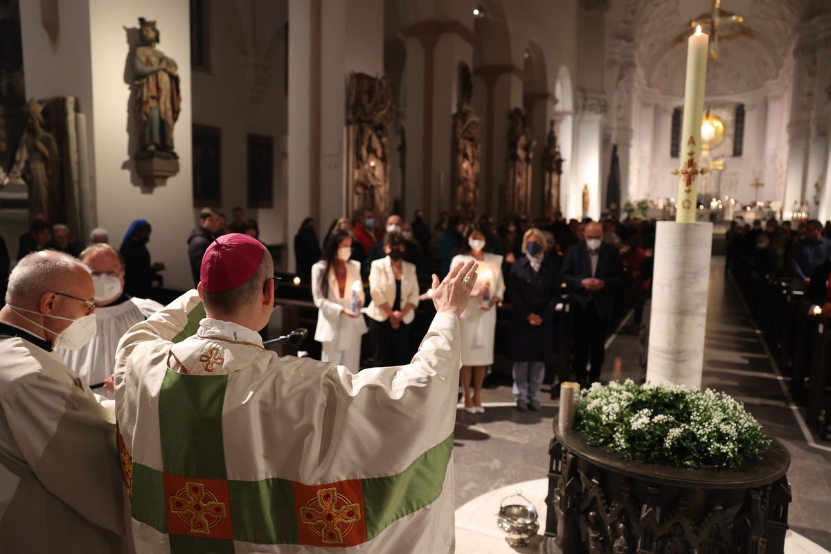 BIschof Dr. Franz Jung feiert am Samstagabend, 16. April, im Würzburger Kiliansdom die Osternacht.
