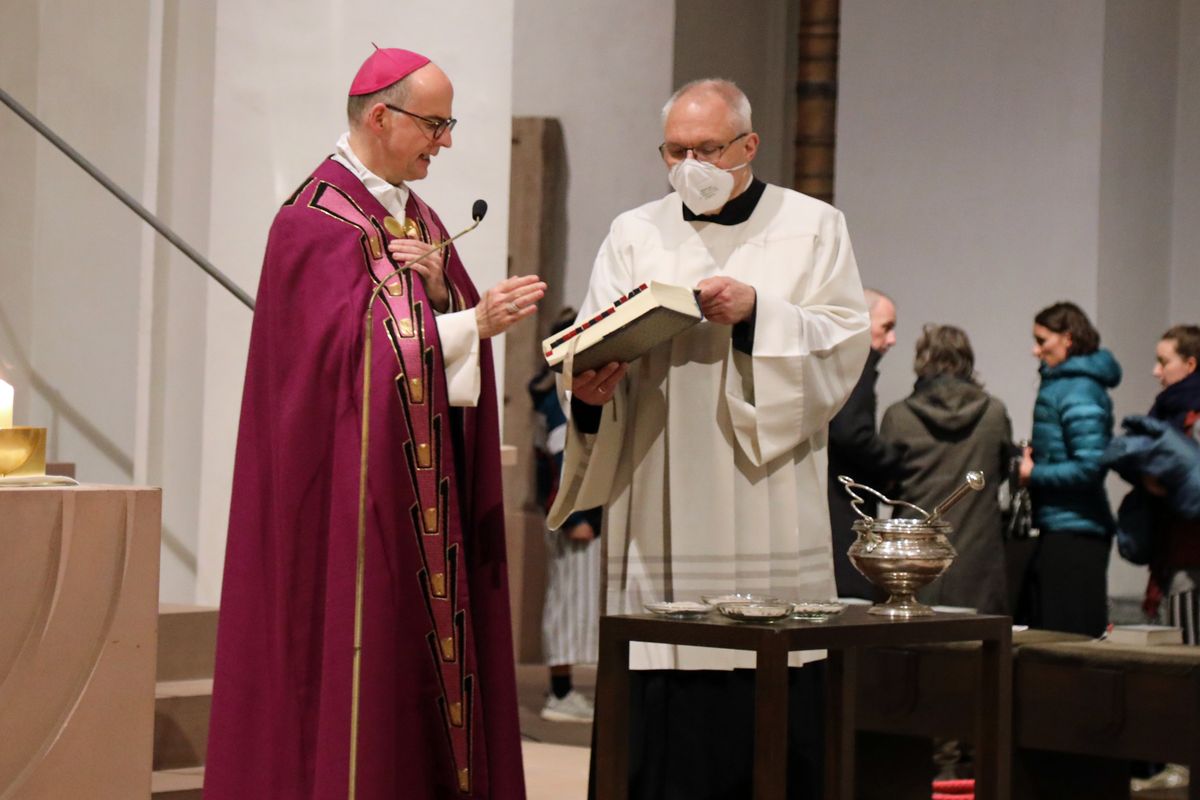 Bischof Dr. Franz Jung feierte zum Aschermittwoch der Künstler eine Wort-Gottes-Feier im Neumünster.