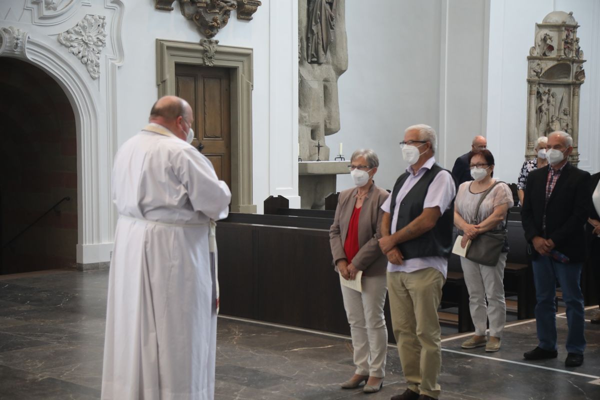 2621/0609 Ehejubilare Weihbischof Boom_27500 Weihbischof Boom und weiteren Priester und Diakone weihen Ehejubilare, die ihr goldenes, diamantenes oder eisernes Ehejubiläum feiern.