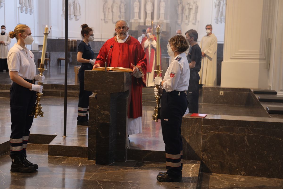 2821/0668 Blaulichtgottesdienst_28773 Weihbischof Ulrich Boom stand am Mittwochabend, 7. Juli, der Kiliani-Wort-Gottes-Feier für Polizei, Feuerwehr, Technisches Hilfswerk, Rettungsdienste und Notfallseelsorge im Kiliansdom vor.