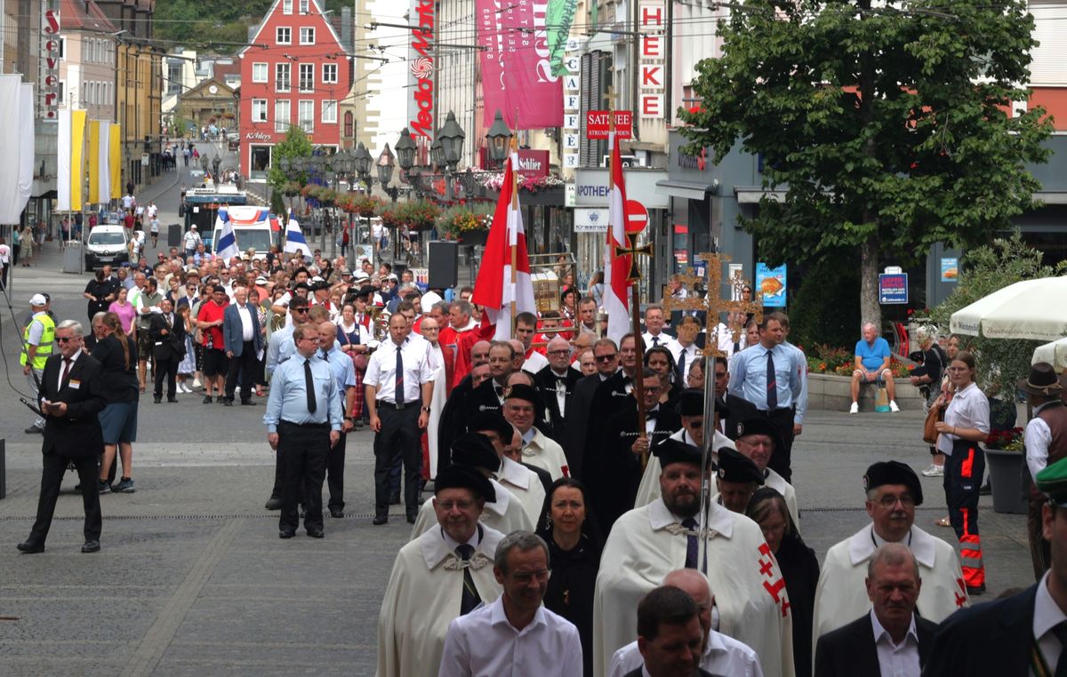 Mit einer Reliquienprozession von Sankt Burkard über die Alte Mainbrücke und einem Pontifikalgottesdienst im Kiliansdom ist am Sonntag, 6. Juli, die Kiliani-Wallfahrtswoche 2025 eröffnet worden.