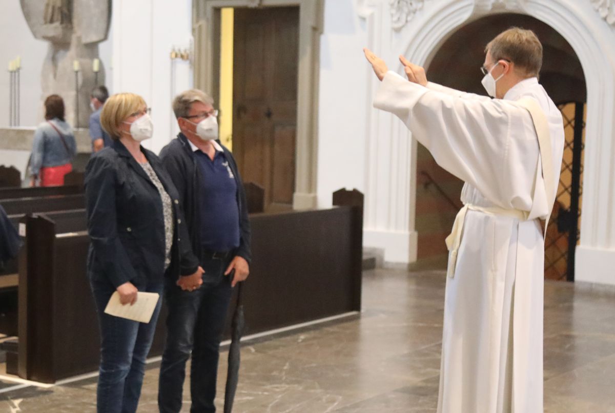 2621/0613 Gottesdienst für Ehejubilare Generalvikar Dr. Vorndran am Freitag, 25. Juni 2021_27676 Generalvikar Dr. Jürgen Vorndran feierte am Freitagabend, 25. Juni, einen Dankgottesdienst mit Ehepaaren, die seit 25 Jahren verheiratet sind. Anschließend spendeten der Generalvikar sowie weitere Priester und Diakone den Jubilaren mit Abstand den Segen.
