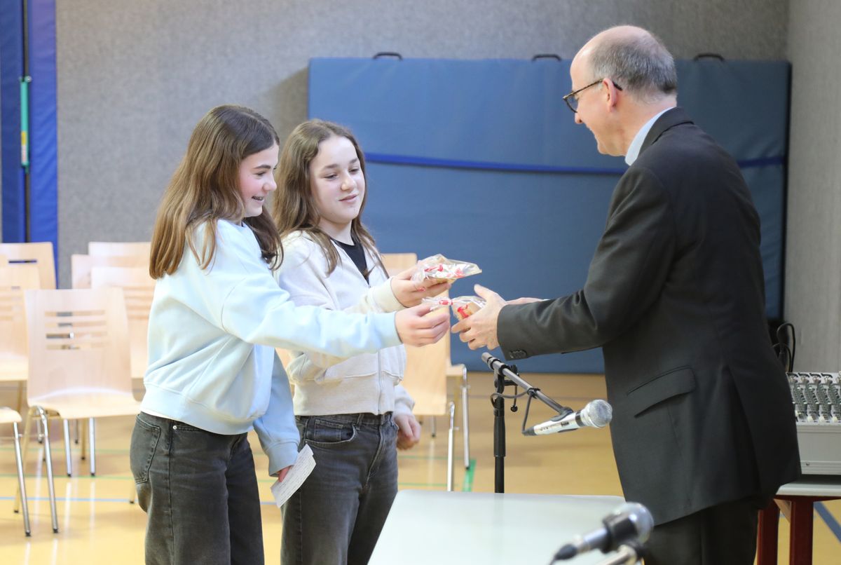 1525/0353 Bischof Jung besucht Sankt-Ursula-Schule_57014