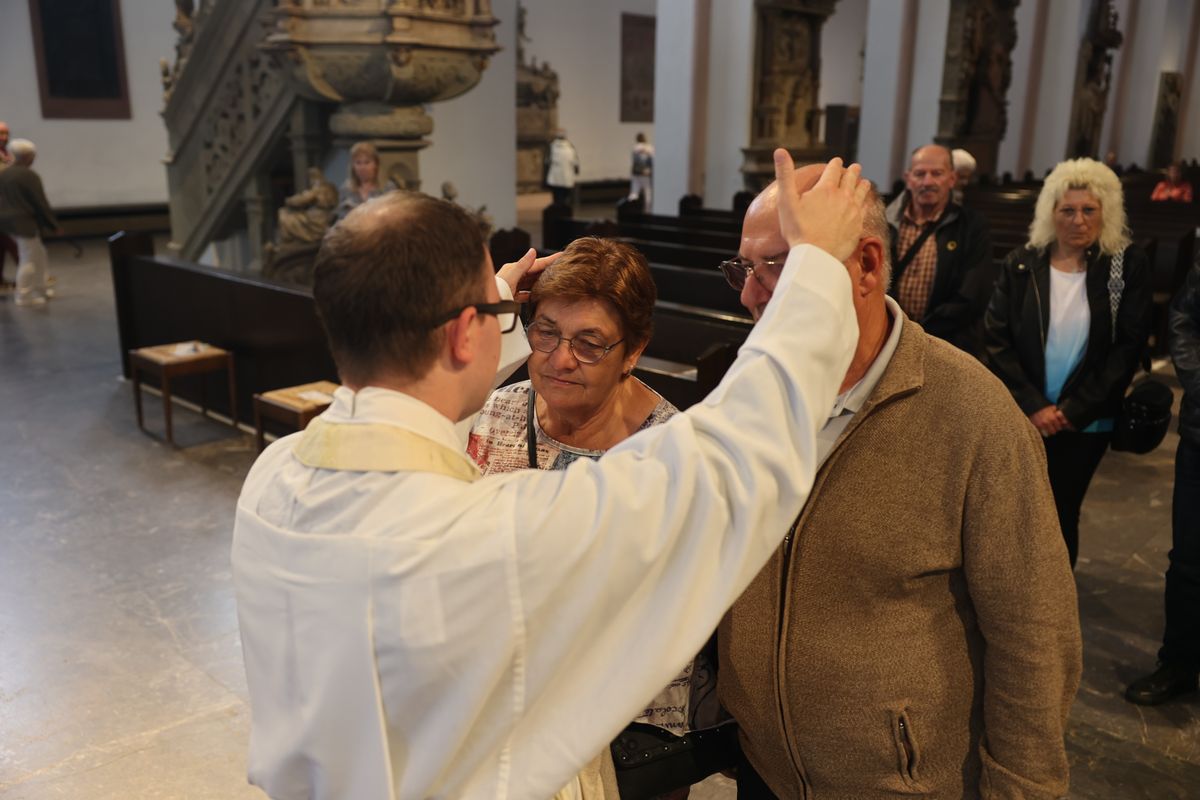 Seelsorgerinnen und Seelsorger spendeten nach dem Gottesdienst den Jubelpaaren individuell den Segen. 