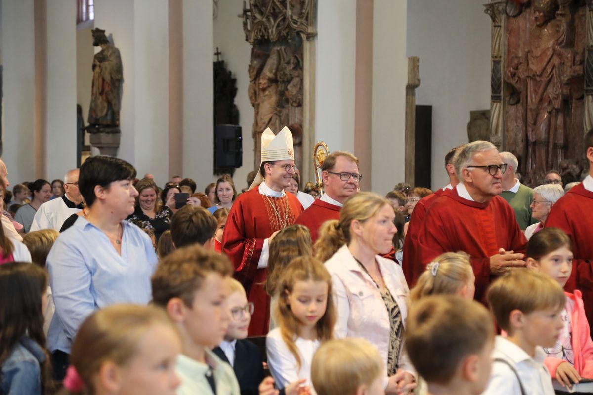 Mit rund 1300 Kommunionkindern und ihren Begleitern hat Weihbischof Paul Reder am Montag, 8. Juli, einen Gottesdienst im Kiliansdom gefeiert.