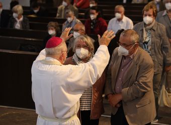 Im Anschluss an den Ehejubilarsgottesdienst mit Weihbischof Ulrich Boom am Freitagvormittag, 2. Juli, konnten sich die Paare von ihm und weiteren Priestern und Diakonen segnen lassen.