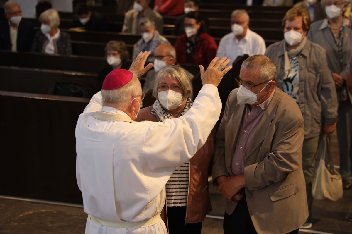 2721/0646 Ehejubilare Freitag, 2- Juli vormittags WB Boom_28453 Im Anschluss an den Ehejubilarsgottesdienst mit Weihbischof Ulrich Boom am Freitagvormittag, 2. Juli, konnten sich die Paare von ihm und weiteren Priestern und Diakonen segnen lassen.