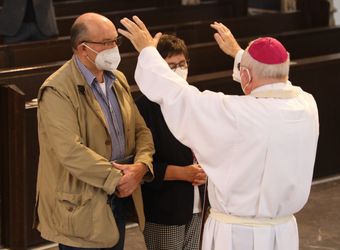 Im Anschluss an den Ehejubilarsgottesdienst mit Weihbischof Ulrich Boom am Freitagvormittag, 2. Juli, konnten sich die Paare von ihm und weiteren Priestern und Diakonen segnen lassen.