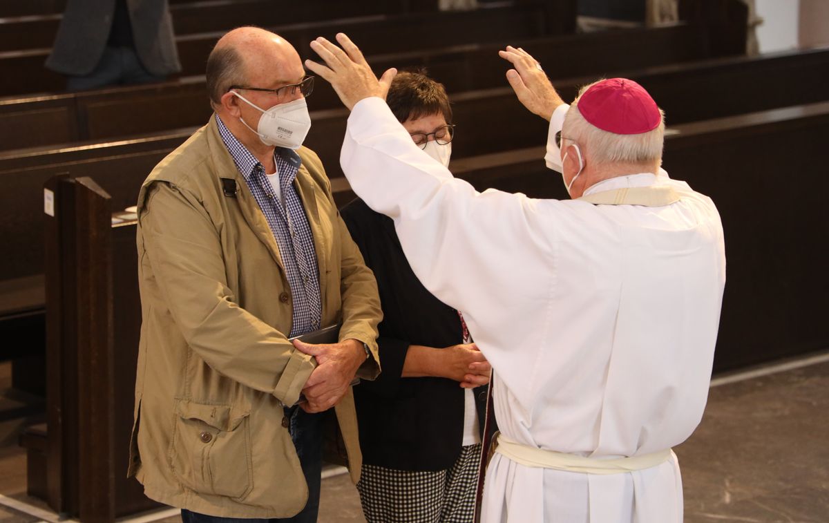 2721/0646 Ehejubilare Freitag, 2- Juli vormittags WB Boom_28463 Im Anschluss an den Ehejubilarsgottesdienst mit Weihbischof Ulrich Boom am Freitagvormittag, 2. Juli, konnten sich die Paare von ihm und weiteren Priestern und Diakonen segnen lassen.