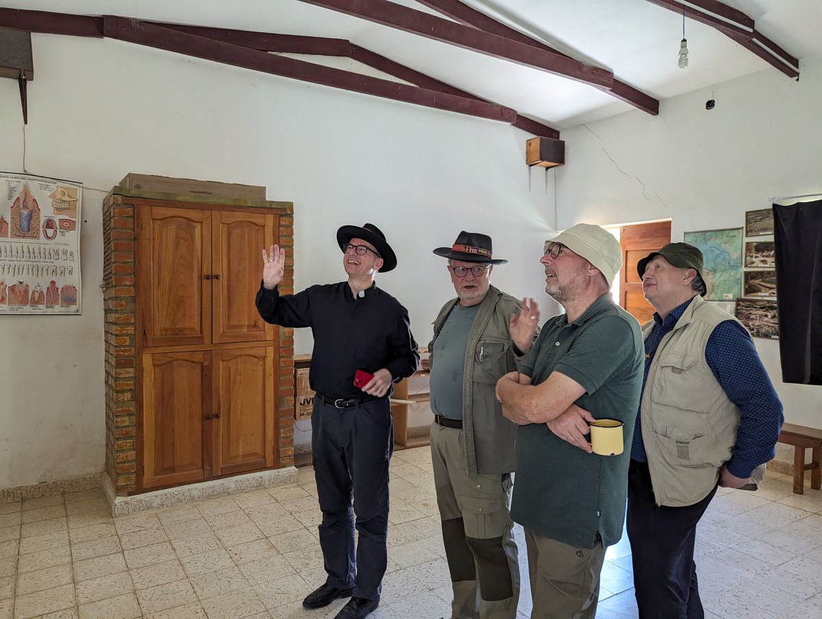 Alejo Gerling (2. von links) zeigt Bischof Dr. Franz Jung, Südamerikareferent Alexander Sitter und Domkapitular Albin Krämer (von links) ein Klassenzimmer.