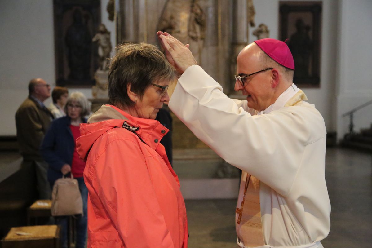 Bischof Dr. Franz Jung hat am Donnerstagnachmittag, 4. Juli, mit etwa 320 Paaren im Kiliansdom ihr goldenes oder diamantenes Ehejubiläum gefeiert.