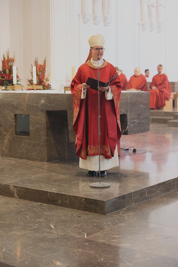 Mit dem päpstlichen Ehrenkreuz "Pro Ecclesia et Pontifice" hat Bischof Dr. Franz Jung im Namen von Papst Franziskus Roland Metz, Lucia Stamm und Petra Straub am Montagabend, 8. Juli, ausgezeichnet. 