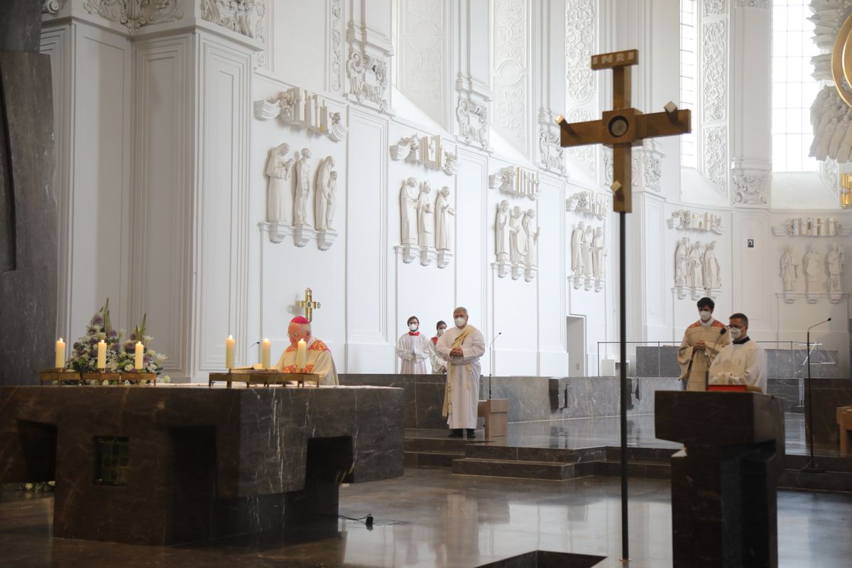 2621/0609 Ehejubilare Weihbischof Boom_27459 Weihbischof Boom und weiteren Priester und Diakone weihen Ehejubilare, die ihr goldenes, diamantenes oder eisernes Ehejubiläum feiern.