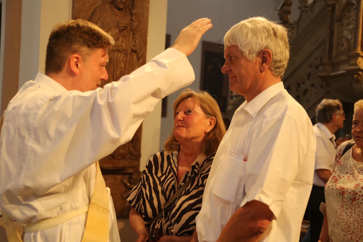 Rund 250 Ehejubilare haben am Freitagnachmittag, 4. Juli, im Kiliansdom in einem Pontifikalgottesdienst mit Weihbischof em. Ulrich Boom ihr Eheversprechen erneuert. 