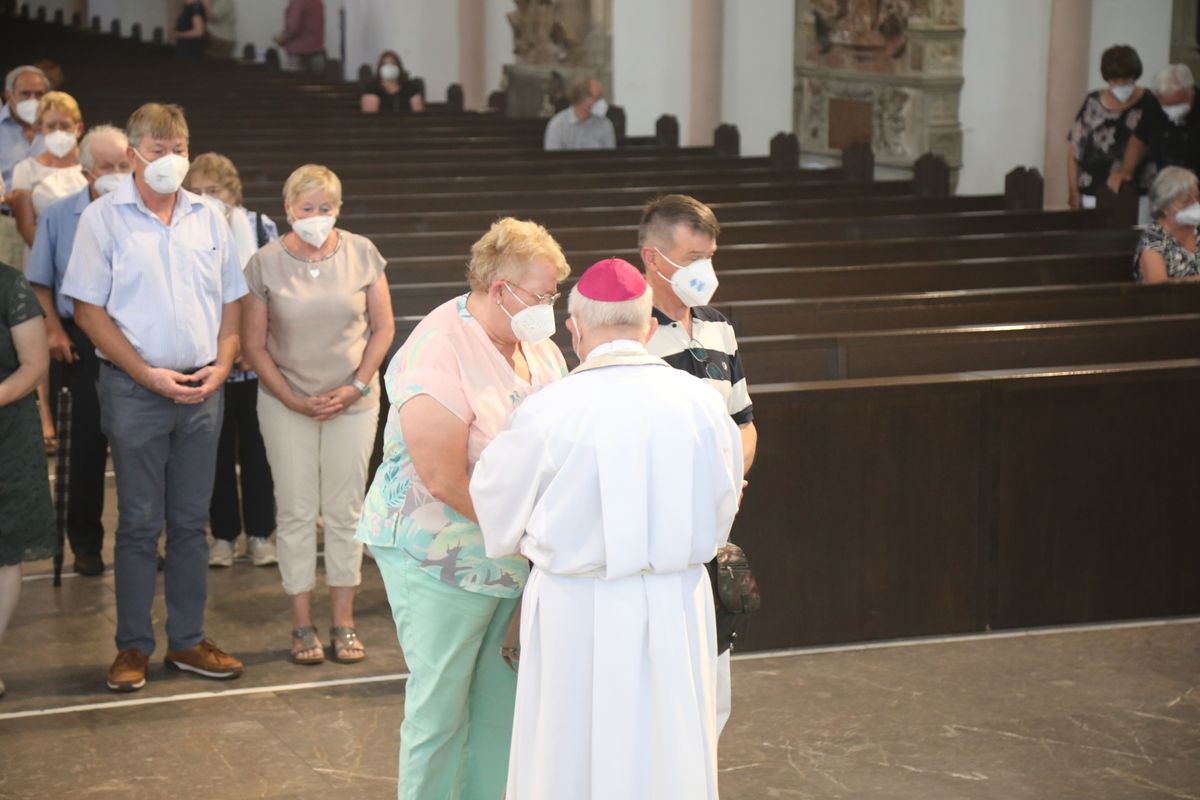 2621/0622 - Ehejubilare Gold mit Weihbischof Ulrich Boom_27896 Weihbischof Ulrich Boom feierte am Montagnachmittag, 26. Juni, einen Gottesdienst für Ehepaare, die 2020 oder 2021 ihr goldenes, diamantenes oder eisernes Ehejubiläum hatten. Im Anschluss konnten sich die Paare segnen lassen.