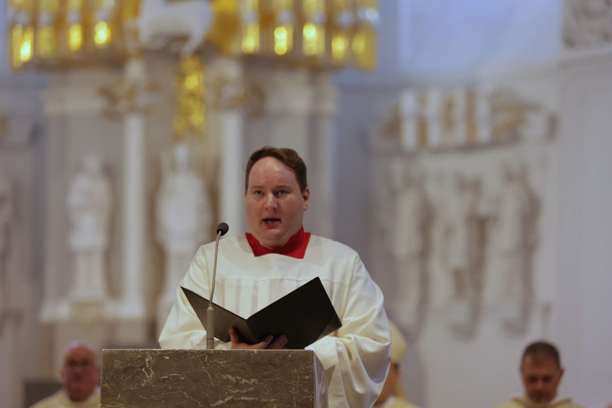 Bei einem Pontifikalgottesdienst am Samstag, 27. September, weihte Weihbischof Paul Reder drei Männer im Würzburger Kiliansdom zu Diakonen.