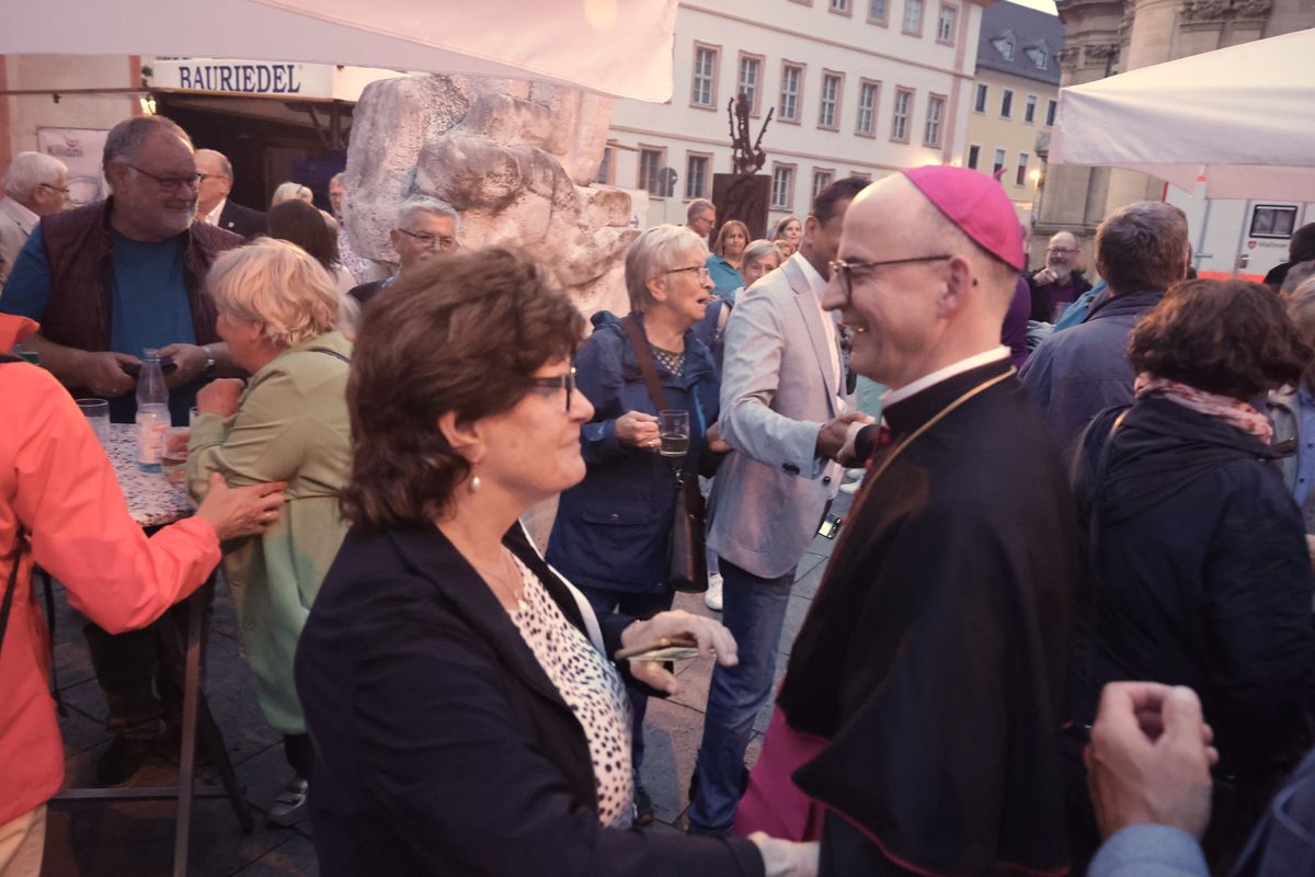 Rund 900 Personen feierten den Kiliani-Pontifikalgottesdienst für Räte und Politiker am Montagabend, 7. Juli, im Kiliansdom mit. Eine Begegnung auf dem Kiliansplatz schloss sich an. 