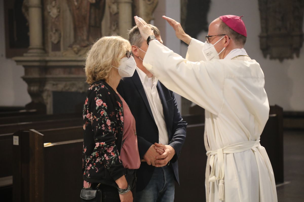2721/0637-Dankgottesdienst für Ehejubilare mit Bischof Dr. Franz Jung_28300 Bischof Dr. Franz Jung hat am Mittwochabend, 30. Juni, einen Gottesdienst im Würzburger Kiliansdom gefeiert.