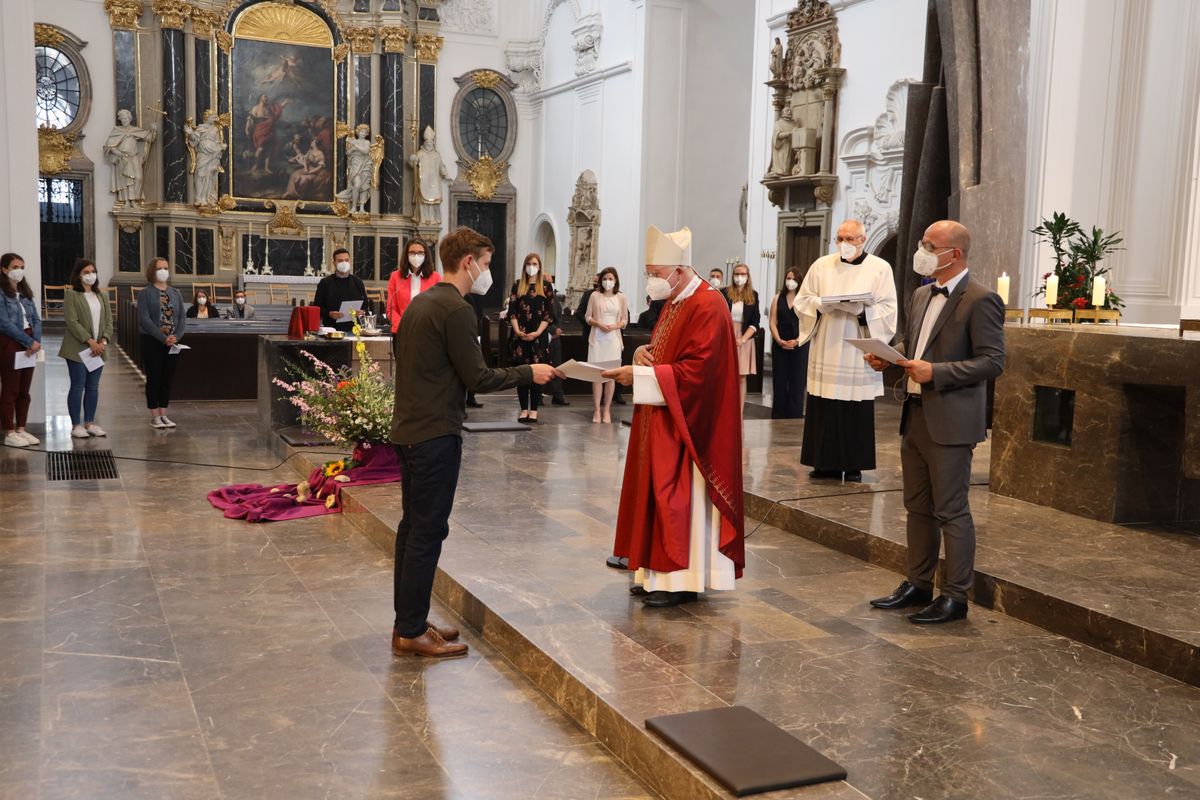 Weihbischof Ulrich Boom hat im Auftrag von Bischof Dr. Franz Jung 33 Frauen und sieben Männern am Freitagabend, 9. Juli, im Kiliansdom die Missio canonica verliehen.