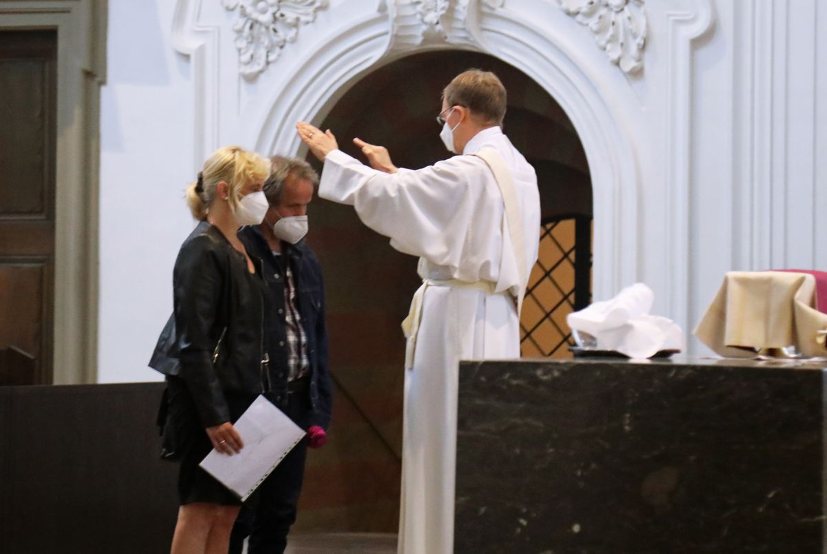 2621/0613 Gottesdienst für Ehejubilare Generalvikar Dr. Vorndran am Freitag, 25. Juni 2021_27653 Generalvikar Dr. Jürgen Vorndran feierte am Freitagabend, 25. Juni, einen Dankgottesdienst mit Ehepaaren, die seit 25 Jahren verheiratet sind. Anschließend spendeten der Generalvikar sowie weitere Priester und Diakone den Jubilaren mit Abstand den Segen.
