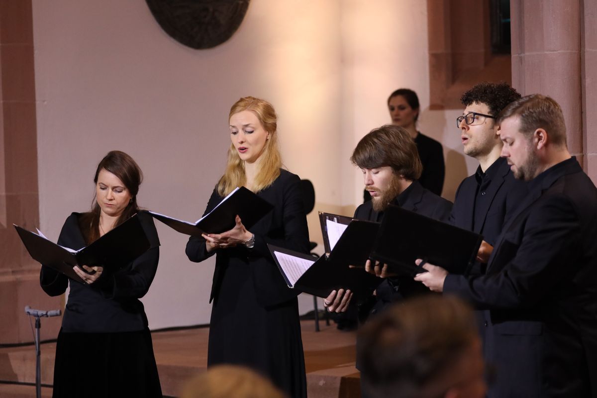 Bischof Dr. Franz Jung feierte zum Aschermittwoch der Künstler einen Gottesdienst in der Sepultur des Würzburger Kiliansdoms. Das Bayerische Fernsehen übertrug die Feier live.