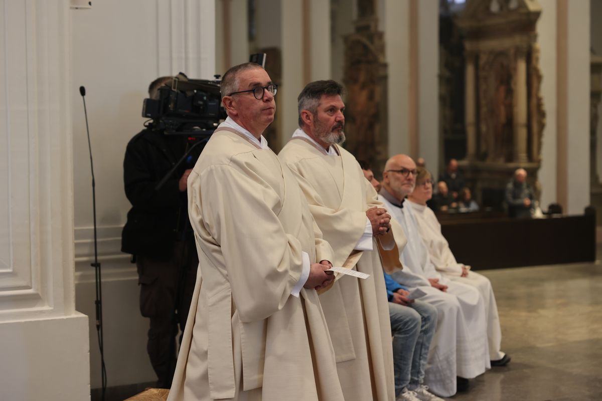 Bischof Dr. Franz Jung hat am Montagabend, 25. März, im Würzburger Kiliansdom die Heiligen Öle für alle 43 Pastoralen Räume im Bistum Würzburg  geweiht.