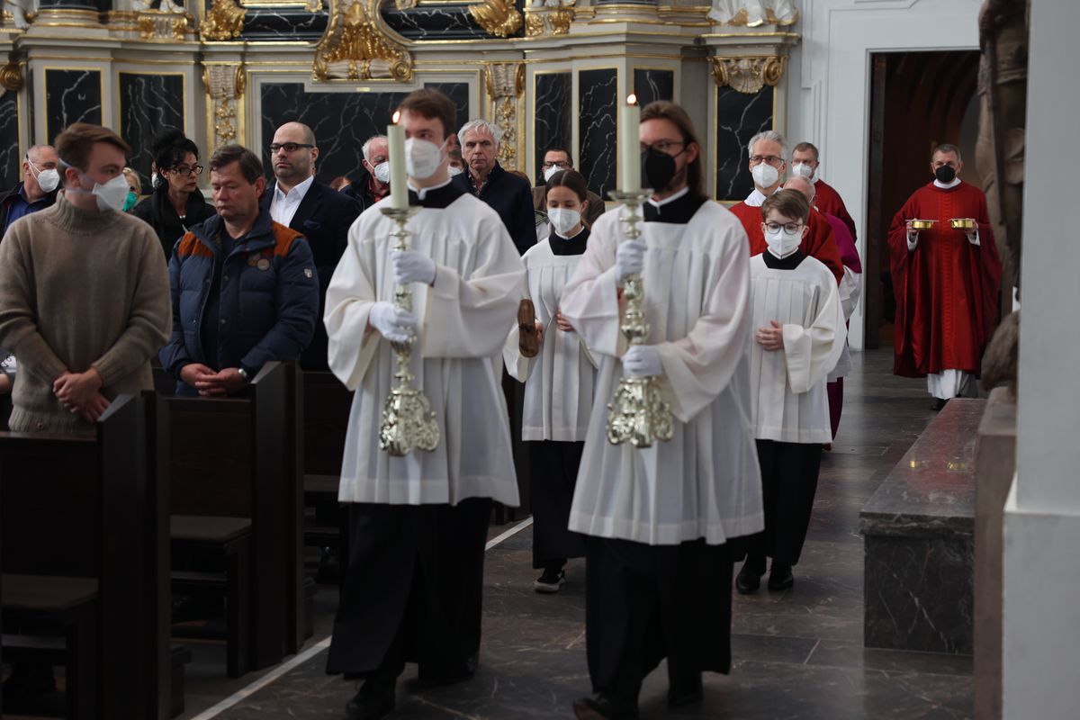 Bischof Dr. Franz Jung hat am Karfreitag, 15. April, die Liturgie vom Leiden und Sterben Jesu im Kiliansdom gefeiert. Bischof Dr. Franz Jung hat am Karfreitag, 15. April, die Liturgie vom Leiden und Sterben Jesu im Kiliansdom gefeiert.
