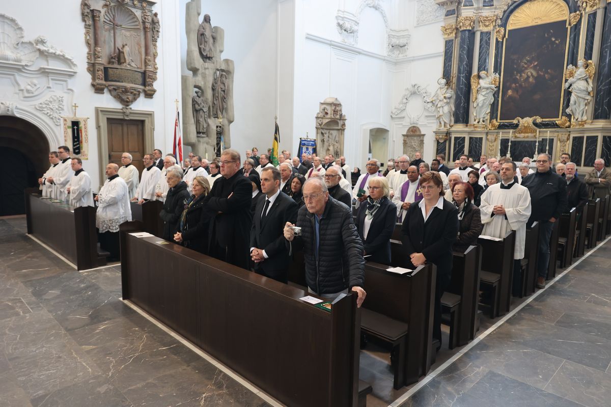 Bischof Dr. Franz Jung feierte am Samstag, 12. Oktober, im Würzburger KIliansdom ein Pontifikalrequiem für Weihbischof em. Helmut Bauer. Die anschließende Beisetzung leitete Dompropst Weihbischof Paul Reder.