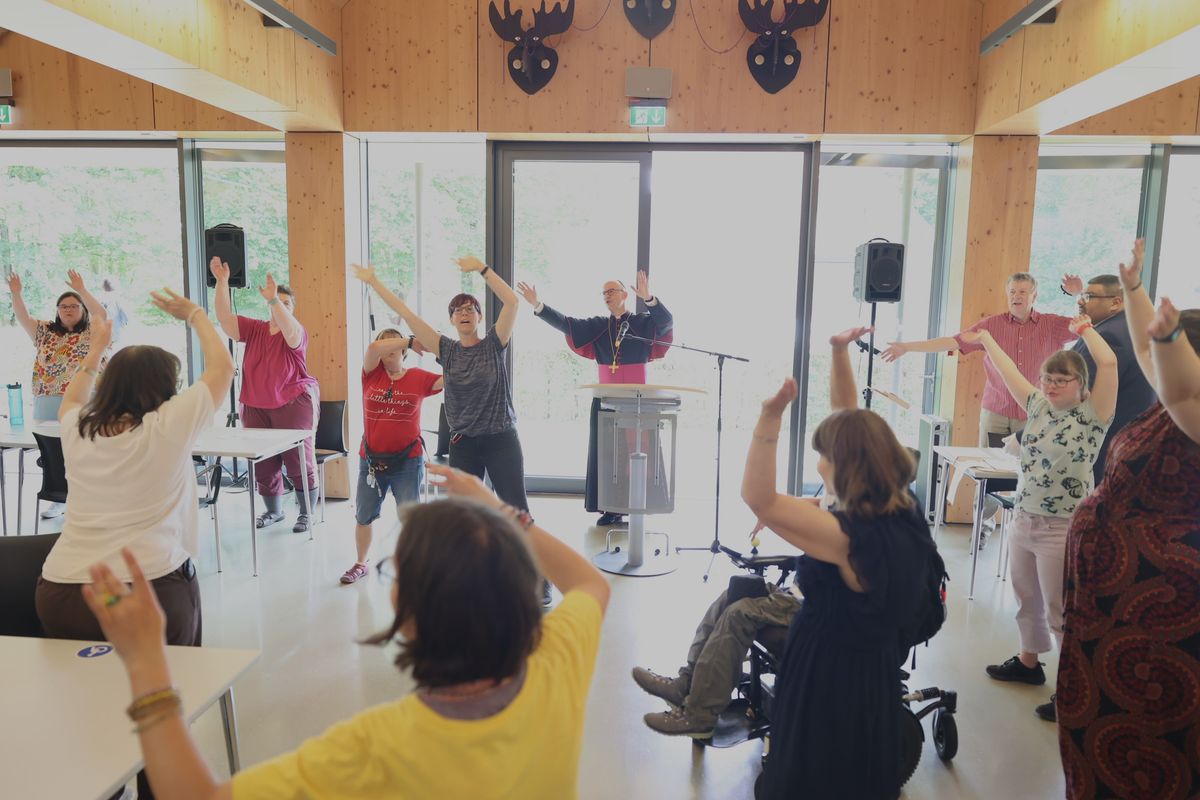 Bischof Dr. Franz Jung feierte mit in den Werkstätten der Lebenshilfe in Schmerlenbach einen Gottesdienst und ließ sich dann die verschiedenen Arbeitsbereiche zeigen. Zahlreiche Werkstattmitarbeiterinnen und -mitarbeiter nutzten die Gelegenheit für ein Foto mit dem Bischof. 