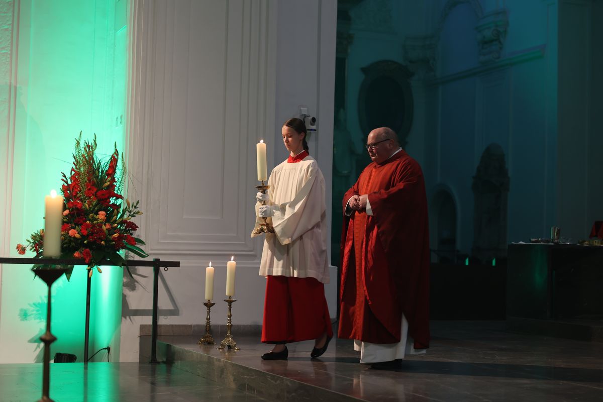 Die "Nacht der Hoffnung" am Samstagabend, 13. Juli, der Kiliani-Wallfahrtswoche lud zu Besinnung, Gebet und Kraftschöpfen in den Kiliansdom ein. Viele Passanten nutzten das Angebot, das um Mitternacht endete.