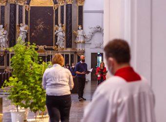 Bischof Dr. Franz Jung hat am Hochfest der Frankenapostel, Donnerstag, 8. Juli, mit haupt- und ehrenamtlichen Mitarbeiterinnen und Mitarbeitern der Caritas ein Pontifikalamt im Würzburger Kiliansdom gefeiert.