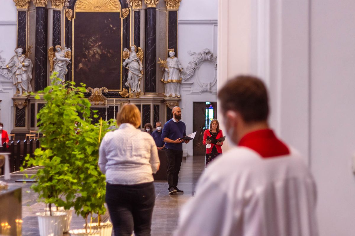 Bischof Dr. Franz Jung hat am Hochfest der Frankenapostel, Donnerstag, 8. Juli, mit haupt- und ehrenamtlichen Mitarbeiterinnen und Mitarbeitern der Caritas ein Pontifikalamt im Würzburger Kiliansdom gefeiert.