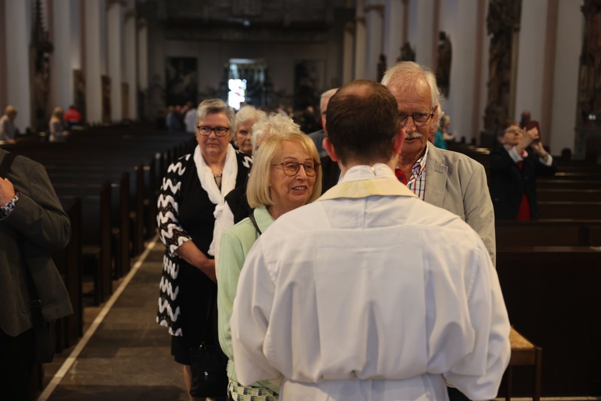 Seelsorgerinnen und Seelsorger spendeten nach dem Gottesdienst den Jubelpaaren individuell den Segen. 