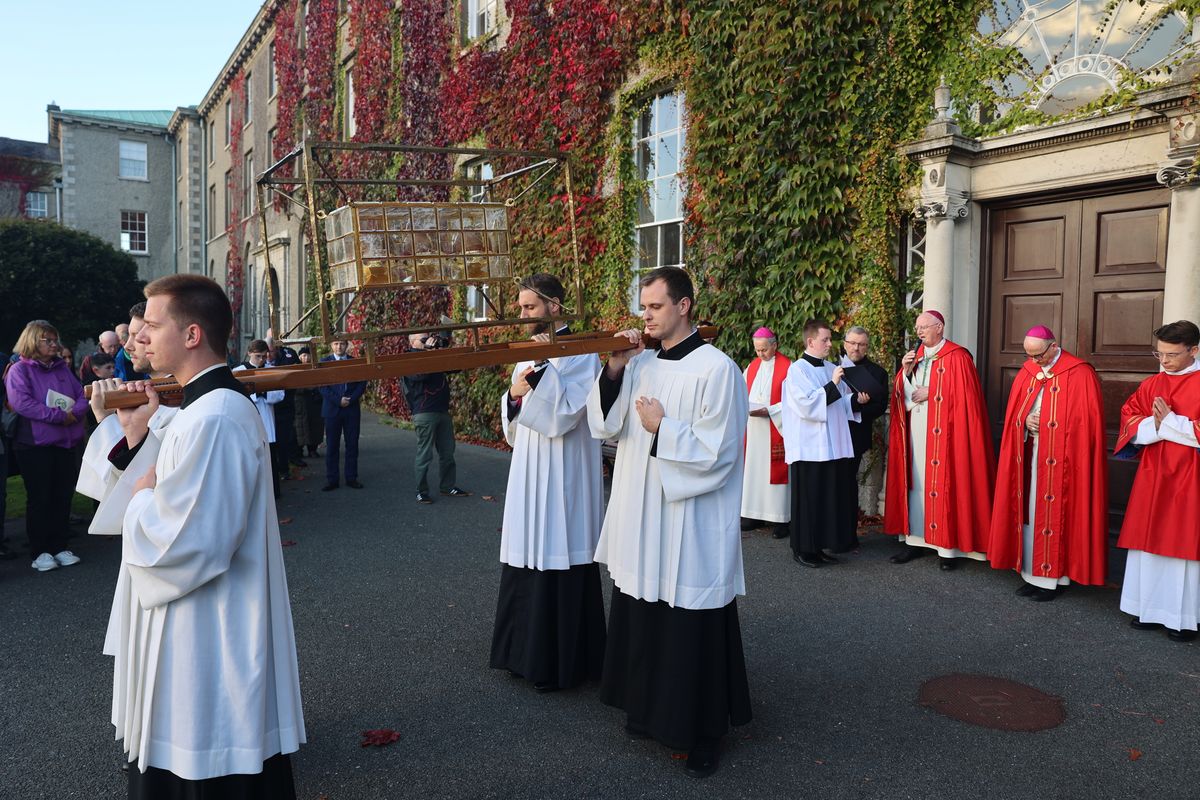 In einer feierlichen Prozession wurden die Reliquien durch den Innenhof in die College Chapel getragen.