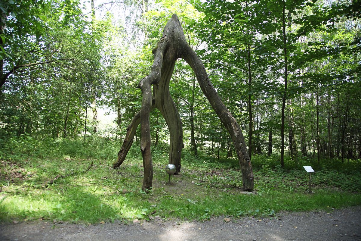 Die Skulptur „Geborgen“ ist groß genug, dass ein Mensch darin stehen kann.