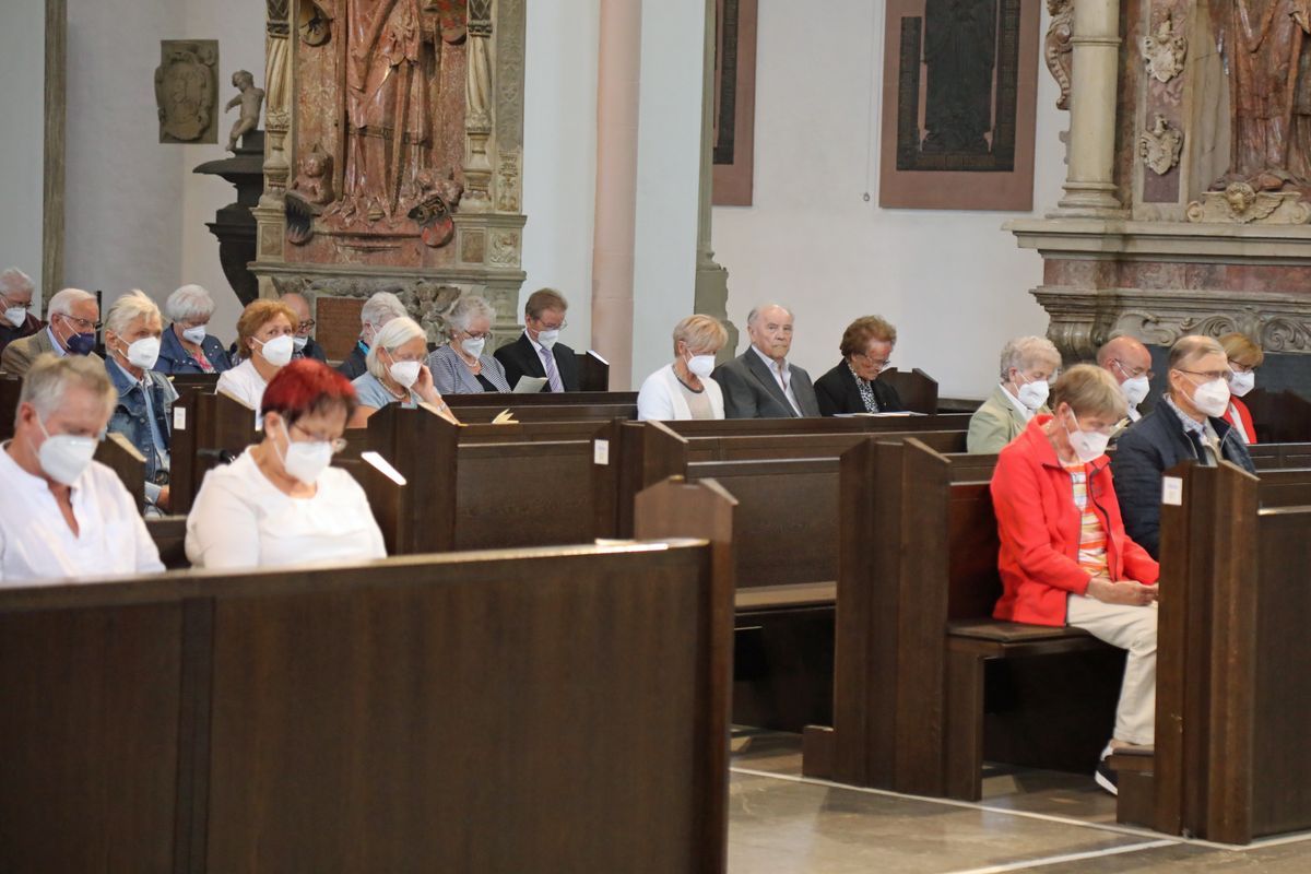 	 Weihbischof Ulrich Boom feierte am Mittwochnachmittag, 30. Juni, einen Gottesdienst für Ehepaare, die 2020 oder 2021 ihr goldenes, diamantenes oder eisernes Ehejubiläum hatten. Im Anschluss konnten sich die Paare segnen lassen.