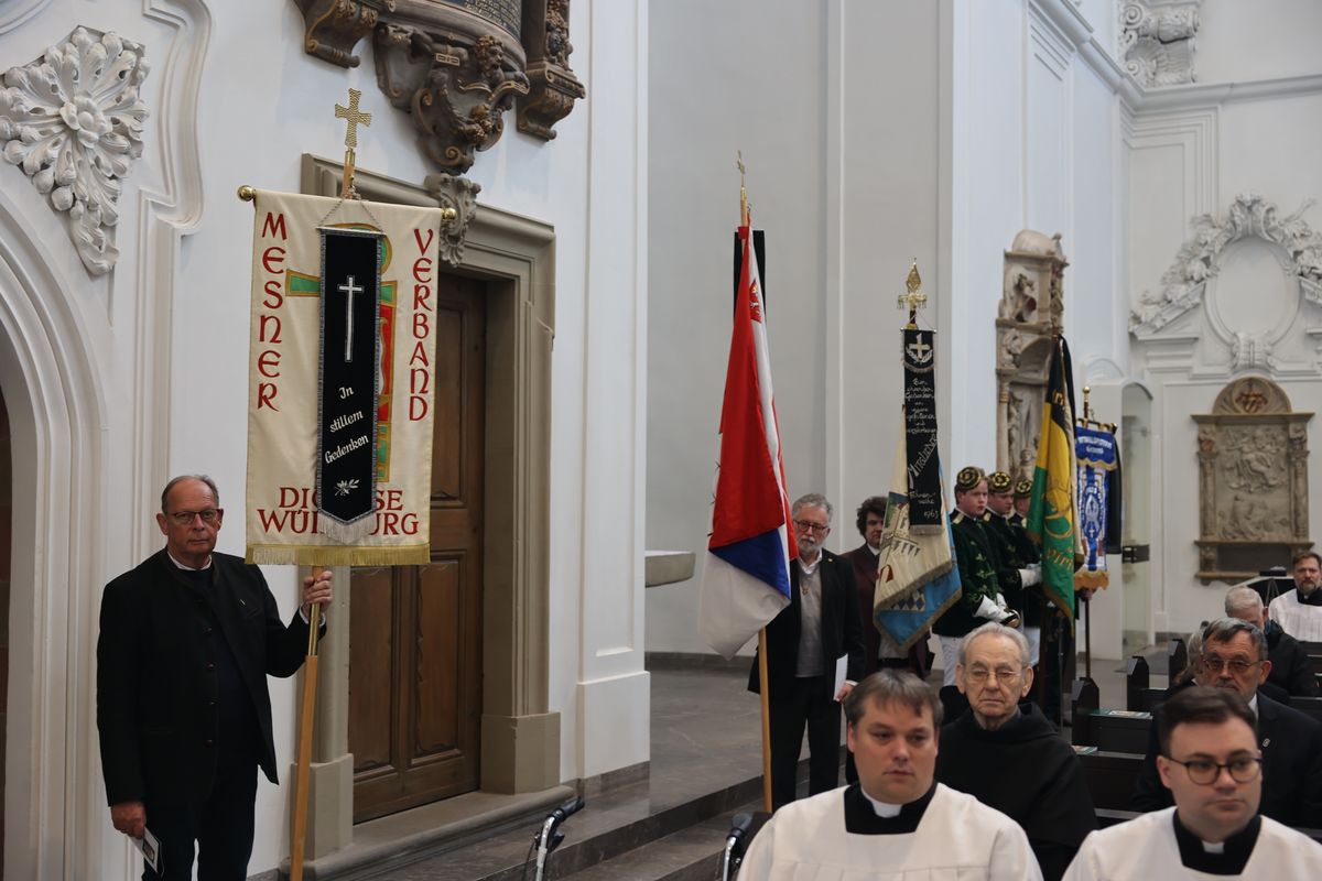 Bischof Dr. Franz Jung feierte am Samstag, 12. Oktober, im Würzburger KIliansdom ein Pontifikalrequiem für Weihbischof em. Helmut Bauer. Die anschließende Beisetzung leitete Dompropst Weihbischof Paul Reder.