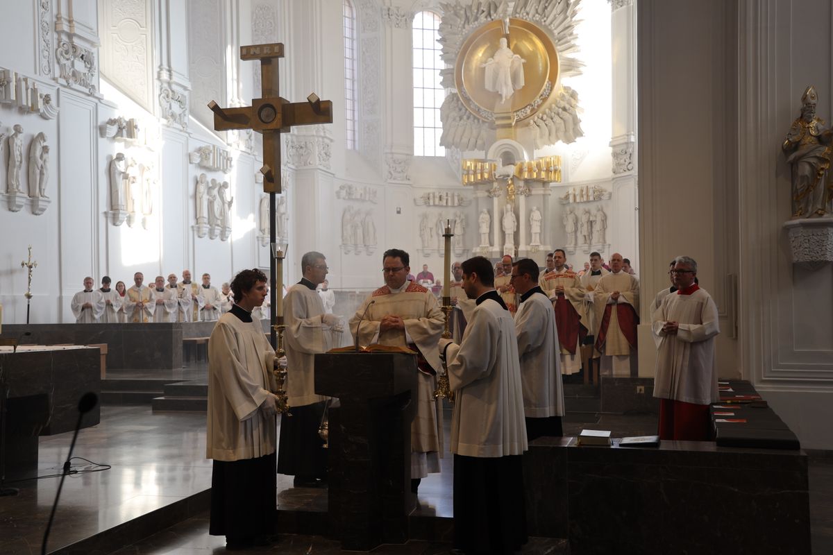 Bei einem feierlichen Gottesdienst im Würzburger Kiliansdom weihte Bischof Dr. Franz Jung Bertram Ziegler zum Diakon. Zahlreiche Verwandte, Freunde und Wegbegleiter des Priesterseminaristen nahmen an der Feier teil.
