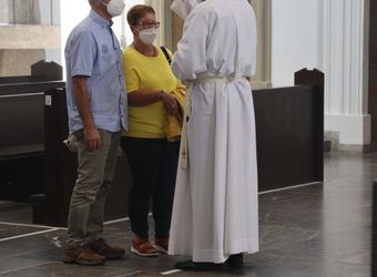 Bischof em. Dr. Friedhelm Hofmann feierte am Freitagnachmittag, 25. Juni, einen Dankgottesdienst mit Ehepaaren, die seit 50, 60 oder 65 Jahren verheiratet sind. Anschließend spendeten der Bischof sowie weitere Priester und Diakone den Jubilaren mit Abstand den Segen.